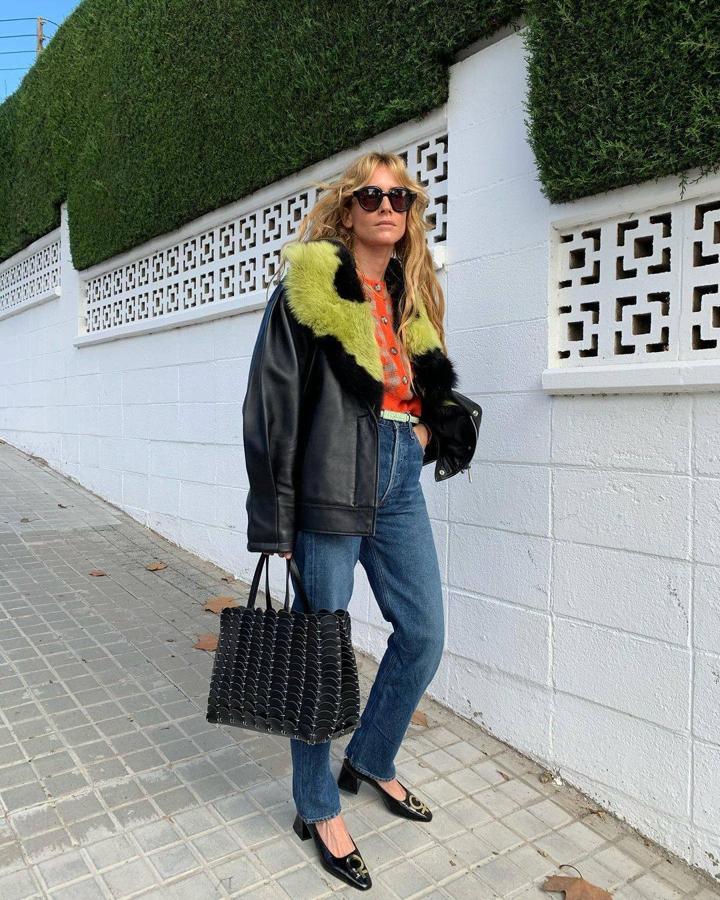 Las que quieran marcar la diferencia deben optar por incorporar un cuello de pelo a sus chaquetas. Prueba a vestirla con cárdigan colorido (super en tendencia), vaqueros de tiro alto, bailarina con tacón y un shopper. Elegante pero moderna.