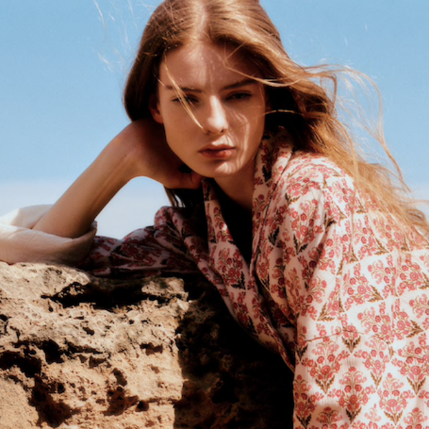 Pincha en la foto para ver 20 vestidos de flores (largos, midi y cortos) que son pura tendencia