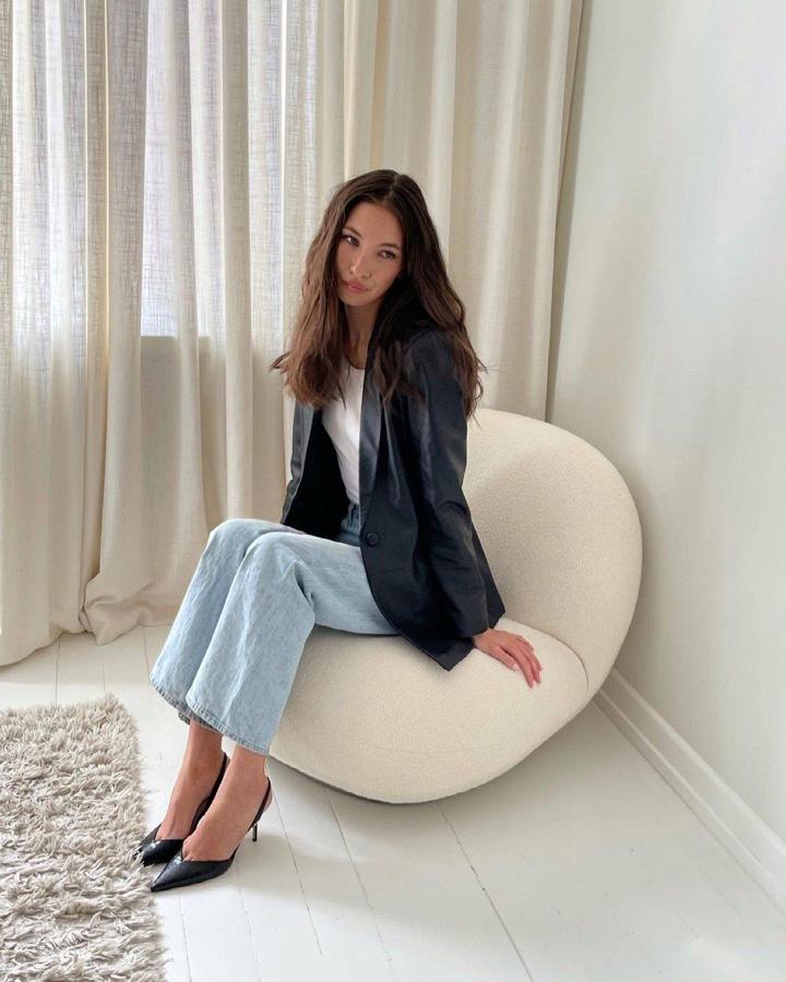 Christy Turlington, Kate Moss, Naomi Campbell, Claudia Schiffer... todas las grandes supermodelos han pasado por este sencillo look de americana de cuero, camiseta blanca, vaqueros y tacones. Fácil, sencillo y atemporal.