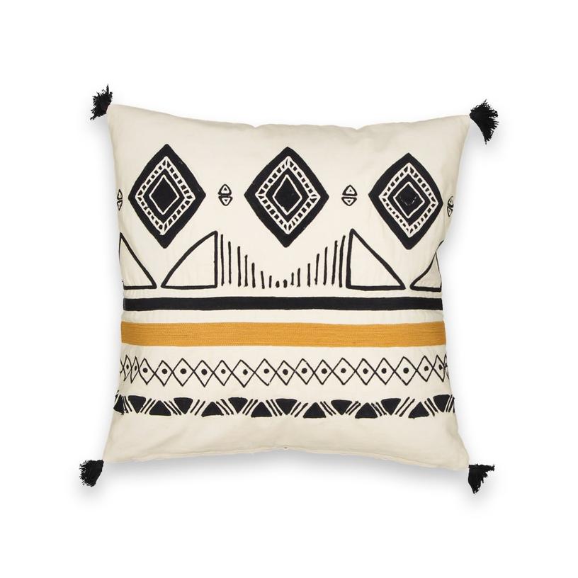 Con estampado étnico, en blanco, negro y amarillo. Este funda de cojín de La Redoute (45x45 cm) cuesta 17,99 euros.