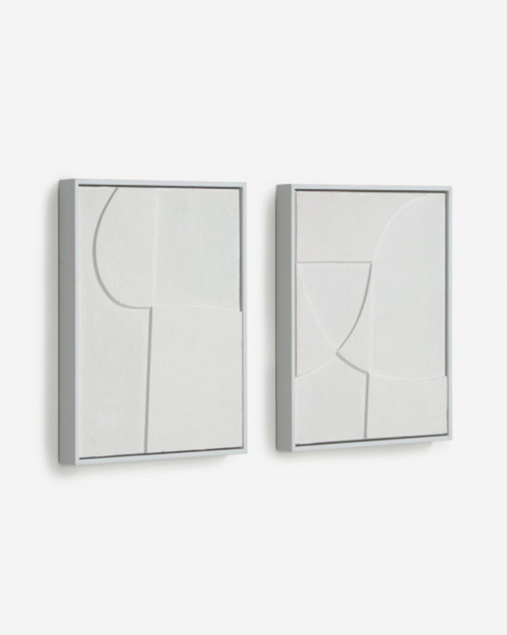 Juego de cuadros en relieve y en color blanco. Cada cuadro mide 30x40 cm, y ambos cuestan 55 euros.