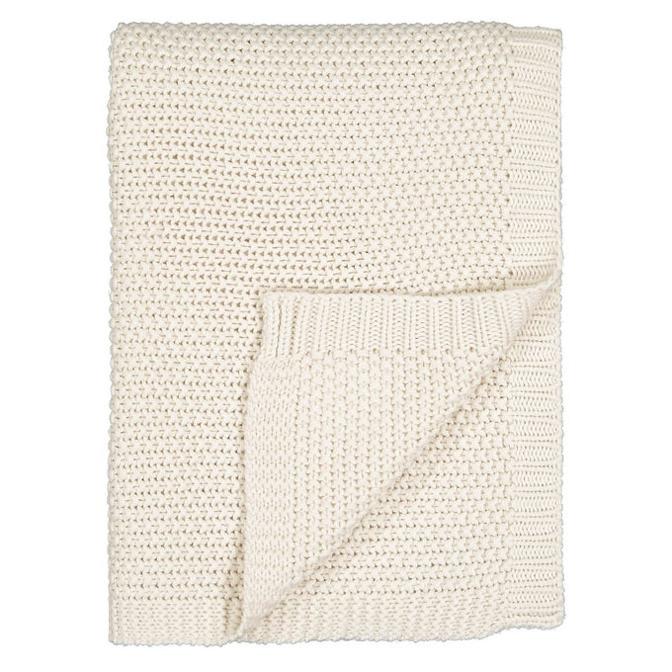 De punto de arroz, y muy gustoso. Este plaid es idóneo para el entretiempo. Gracias a su color combina fácilmente con multitud de estilos. Tiene unas medidas de 120x120 cm, y cuesta en La Redoute 44,99 euros.