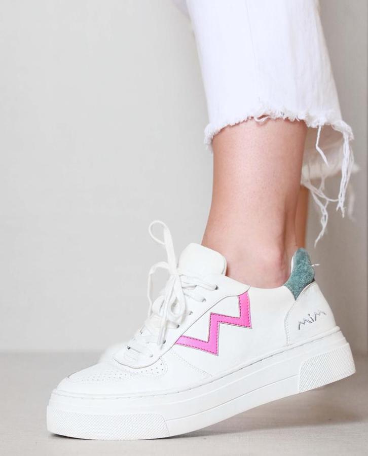 Los capricornio tiran al blanco como los acuarios, pero prefieren añadir alguna nota de color, aunque siempre bajo la discreción. Una opción ideal para seguirlo es este diseño de Mim Shoes (52,70 euros).