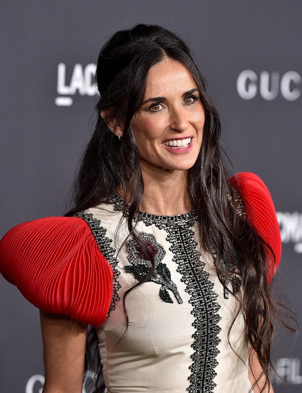 En esta lista no podía faltar Demi Moore. Su cabello XL oscuro siempre es una buena opción, y lograrás mantener un estilo diferente y atractivo. 