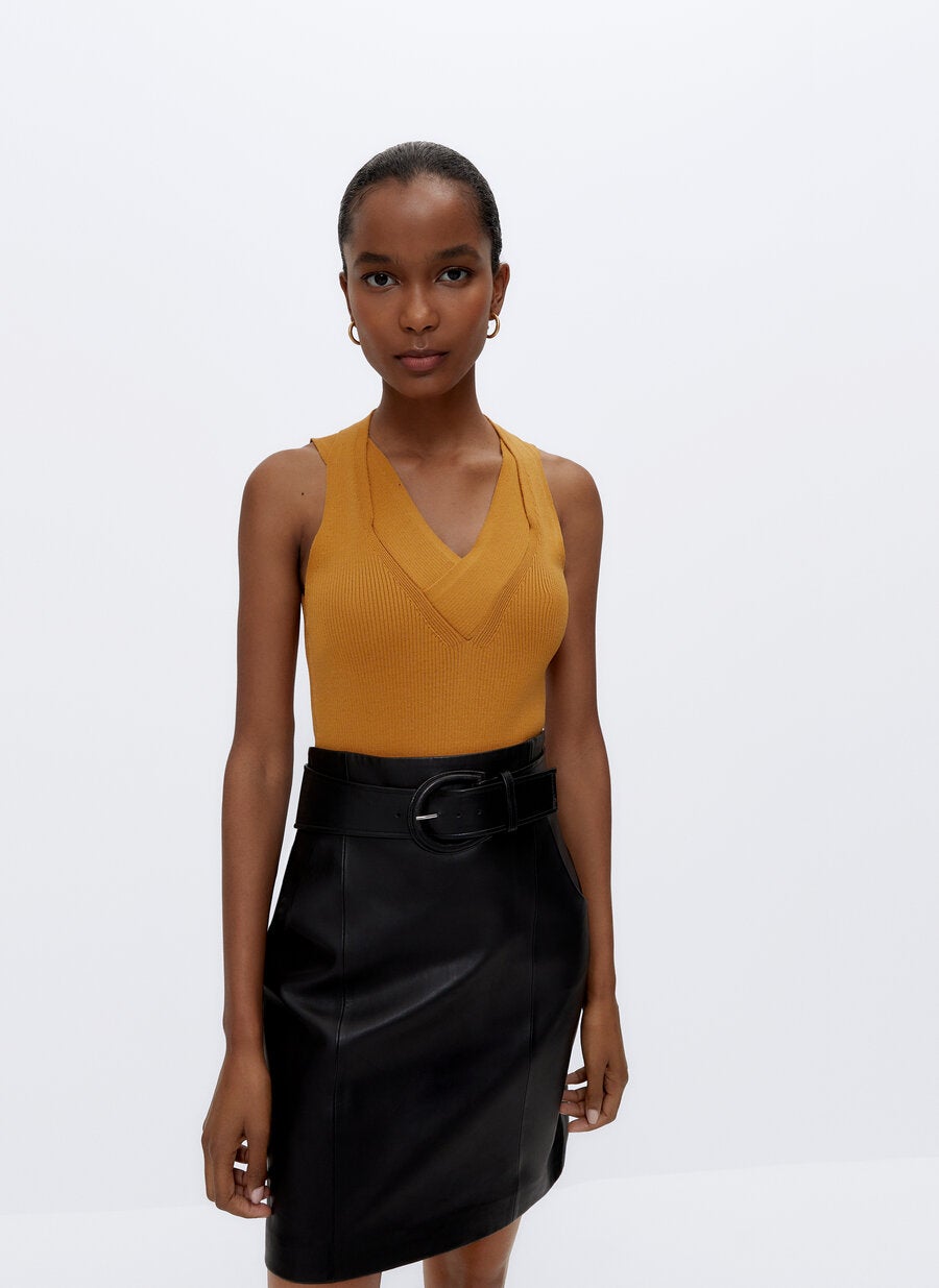 Top de punto de canalé con estote doble cruzado de pico y tirantes anchos, de las rebajas de Uterqüe (25,95 €).