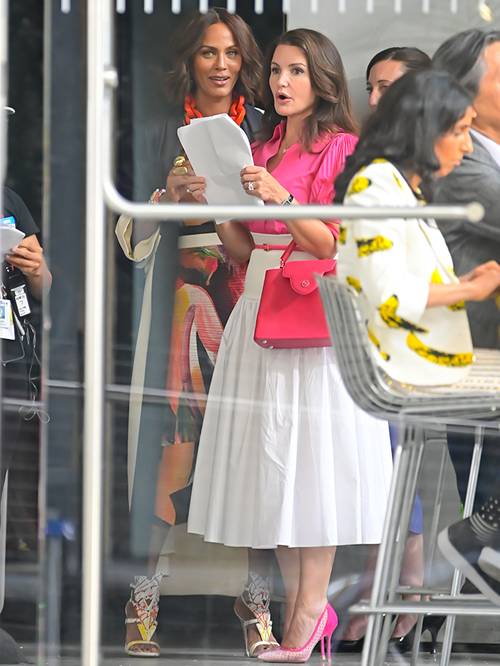 El look 'lady' nunca muere, y esta nueva temporada Charlotte será nuestra mejor inspiración para conseguir estilismos hiperfemeninos y muy sofisticados como este en blanco y rosa fucsia con camisa de Go Silk shirt, falda midi de Alexander McQueen, zapatos de Stuart Weitzman y bolso de Louis Vuitton.