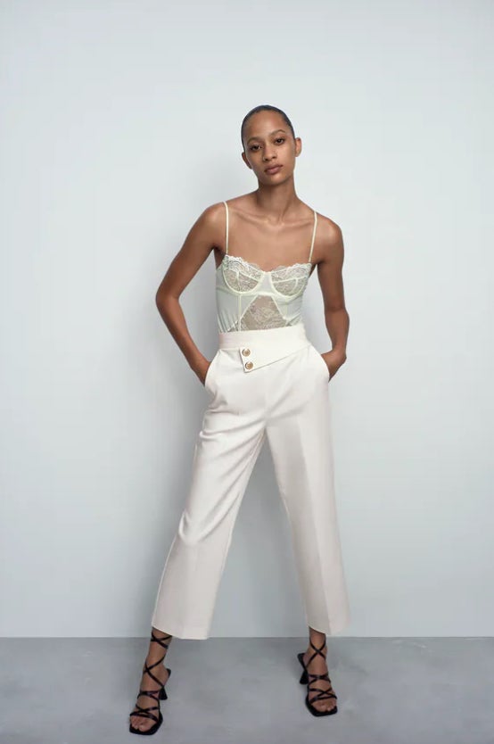 El diseño que más nos ha gustado es este de tiro alto con perneras rectas que acaban por encima del tobillo y detalle de falsos botones delanteros en dorado. Solo queda en las tallas XS, M y XL y cuesta 29,95 euros. 