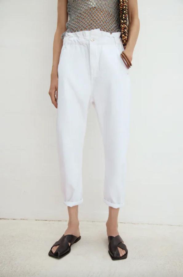 Diseño baggy con cintura paperbag para este pantalón de tiro alto con bolsillos laterales y de plastrón en la espalda. Cuesta 25,95 euros y está disponible entre las tallas 32 y 40. 