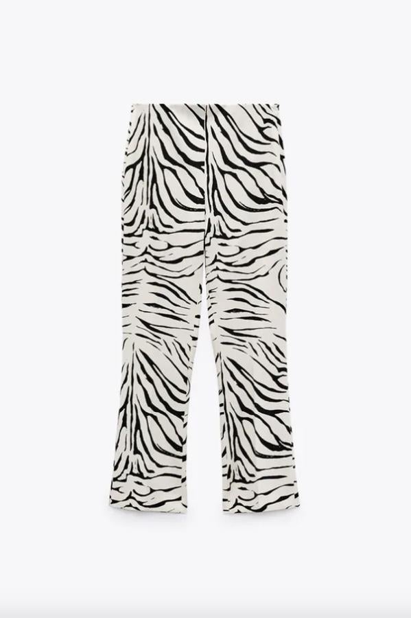 Con estampado de cebra en negro, estos pantalones con bajo acabado en evasé y tiro alto tienen un precio de 25,95 euros y en la web se ha acabado ya en todas las tallas. 