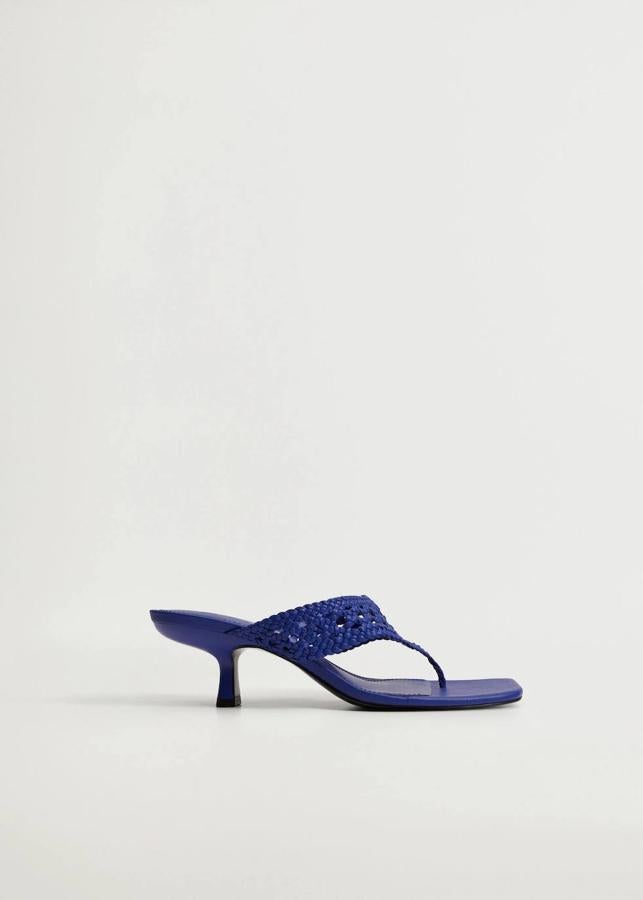 Sandalia destalonada con diseño trenzado en azul eléctrico.