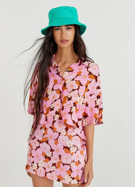 Imagen - Esta camisa de manga corta tiene uno de los estampados más coloridos y favorecedores de la temporada.