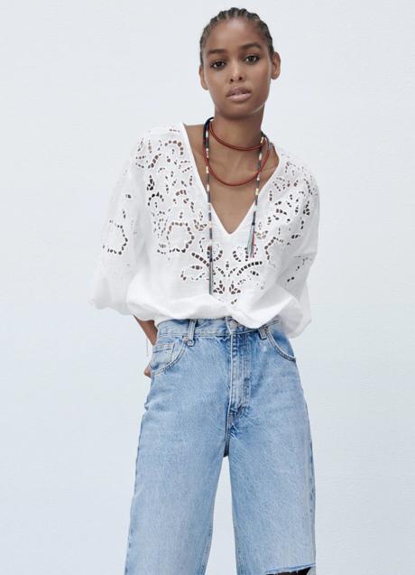 Imagen - Esta camisa con bordados perforados cuenta con elástico en el bajo y tiene un favorecedor diseño que combina con todo.