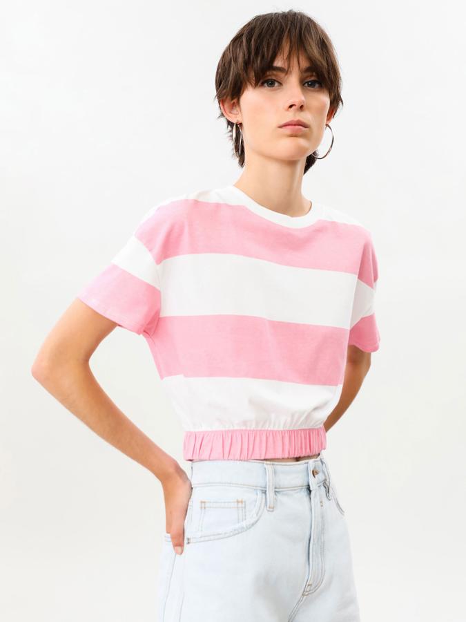 Con rayas en blanco y rosa, aunque disponible con otros estampados, esta camiseta corta de manga corta y cuello redondo tiene un precio de 4,99 euros.