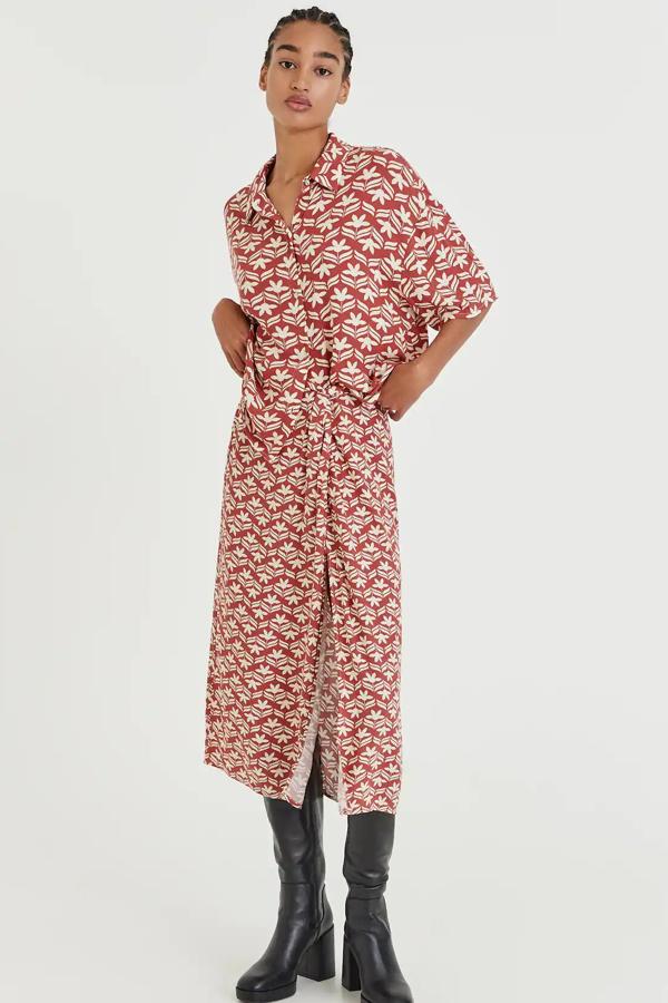 Este conjunto estampado en color granate está formado por una camisa (19,99 euros) fluida de manga corta y una falda (22,99 euros) a juego con detalle de falso nudo.