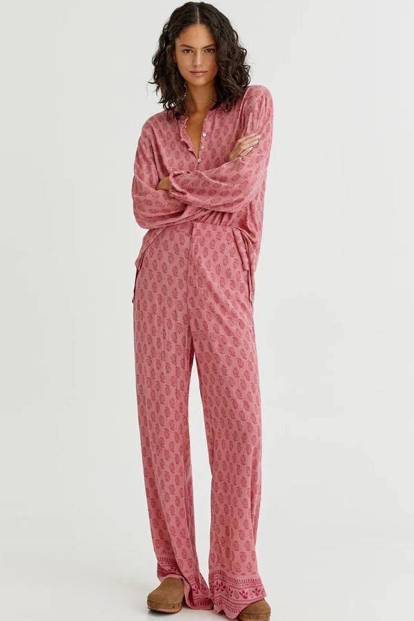 Disponible en varios colores, este conjunto estampado está formado por una túnica (19,99 euros) de manga larga con botones delanteros y un pantalón (19,99 euros) fluido con cenefa en el bajo.