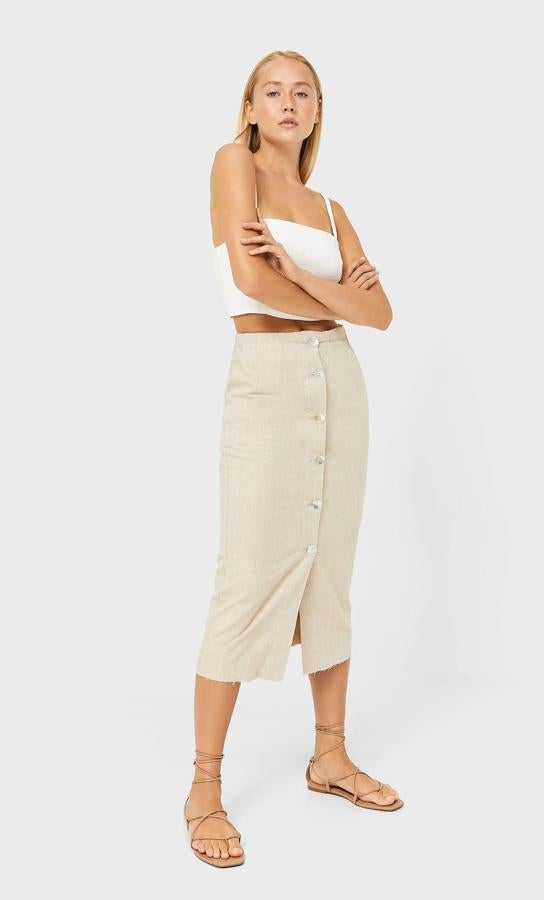 Esta falda midi ajustada de color piedra tiene un cierre delantero de botones y un precio de 25,99 euros. Es de Stradivarius.