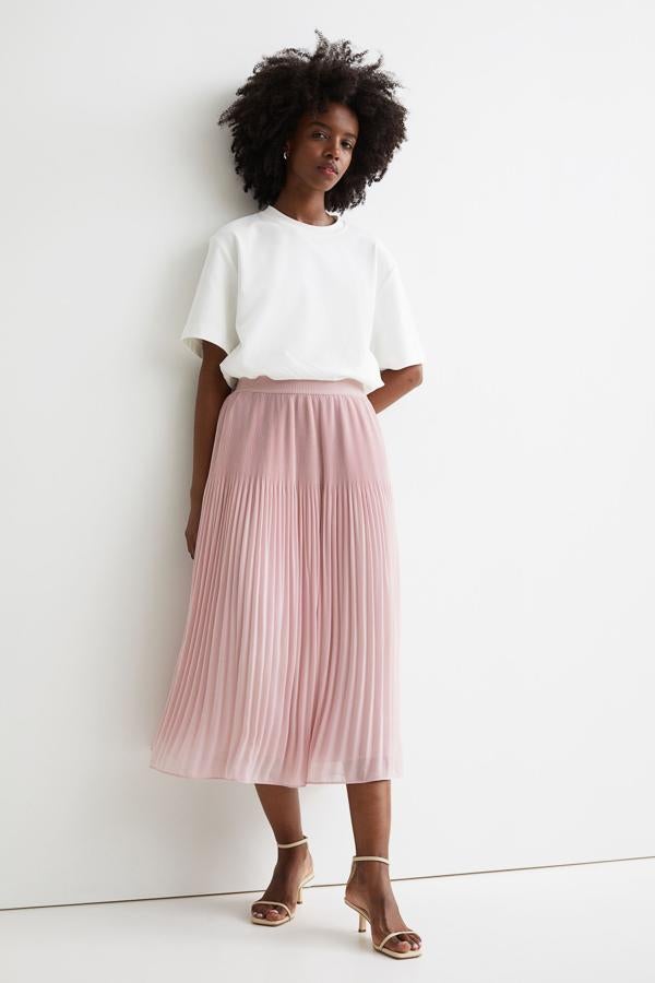 Disponible en varios colores, esta falda midi en gasa plisada con cintura elástica es de H&M y tiene un precio de 29,99 euros.