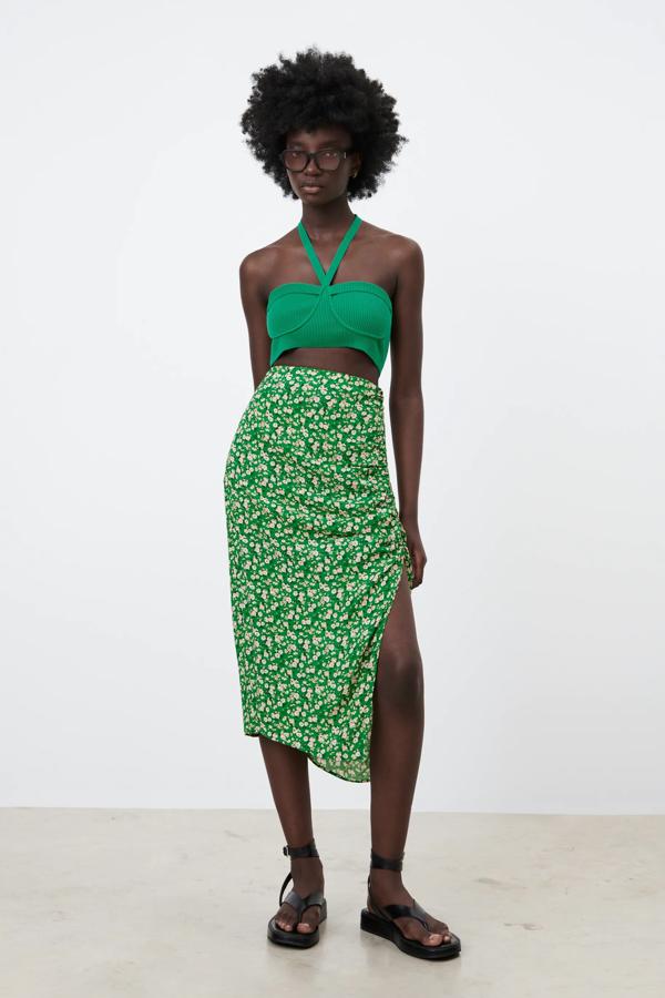 De color verde y estampado floral, esta falda midi con frunces en la parte delantera tiene una abertura en la parte delantera y un precio de 25,95 euros. Es de Zara.