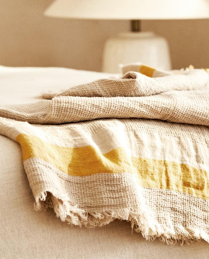 Disponible en dos colores, esta manta de lino con efecto waffle tiene una medida de 140x190 centímetros y un precio de 69,99 euros.