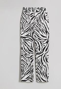 Imagen secundaria 2 - Estos son los pantalones con estampado de cebra más favorecedores que ya arrasan entre las influencers