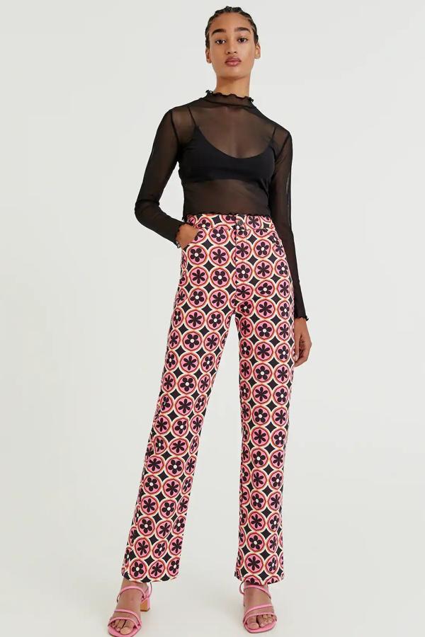Con estampado retro en rosa y negro, este pantalón recto con diseño ajustado y cierre de cremallera tiene un precio de 22,99 euros.