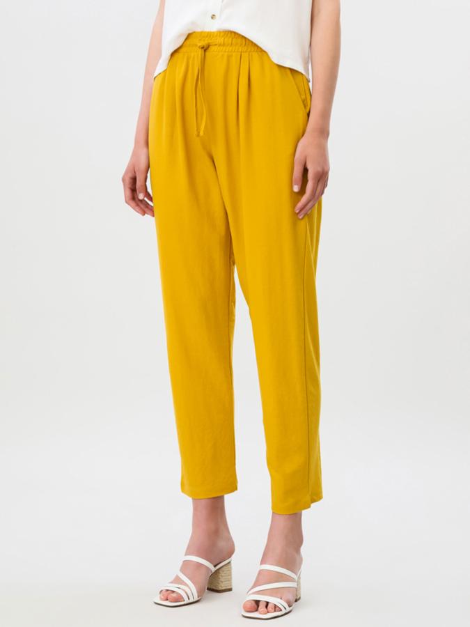 Disponible en varios colores, este pantalón fluido con cintura elástica y lazada tiene un precio de 9,99 euros.