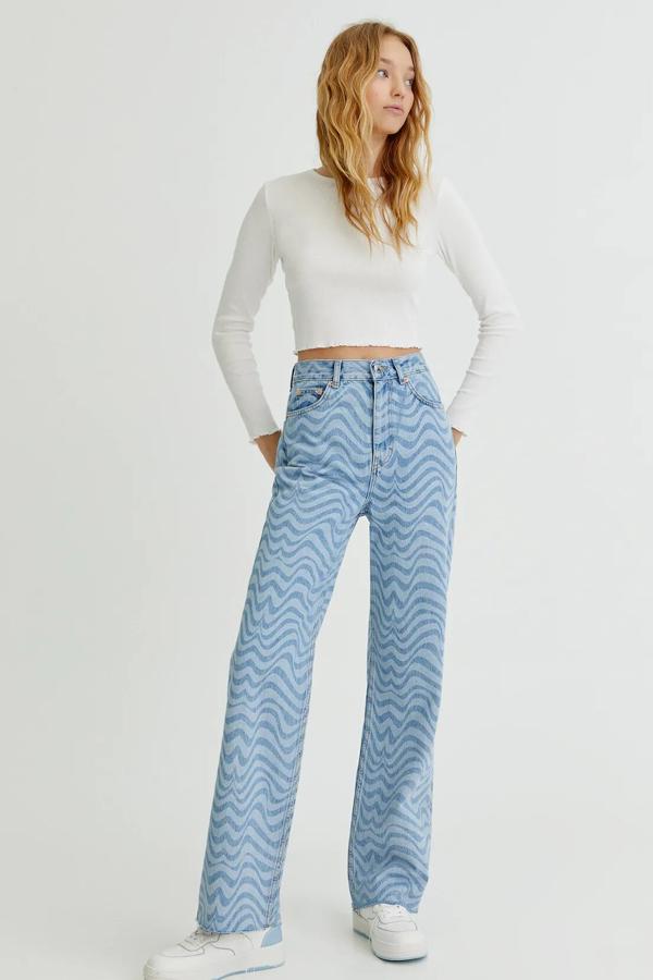 Con estampado psicodélico, estos jeans rectos en color azul y tiro alto tienen un precio de 29,99 euros.