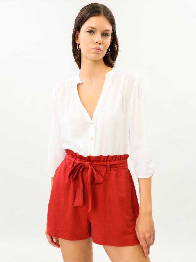 Con cintura elástica y cinturón del mismo tejido, este short de tiro alto en color caldero tiene un precio de 7,99 euros.