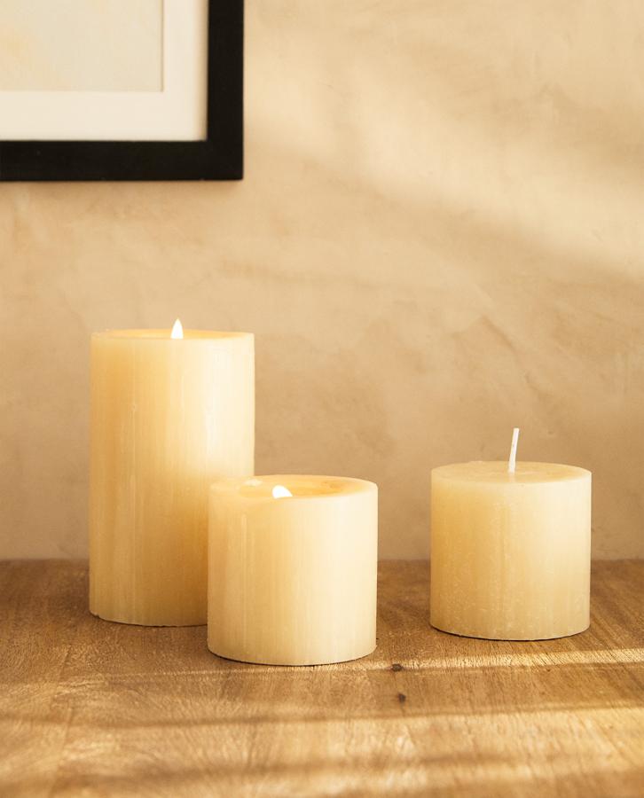 Disponible en varios colores, esta vela cilíndrica tiene un precio de 3,99 euros o de 5,99 euros dependiendo del tamaño.