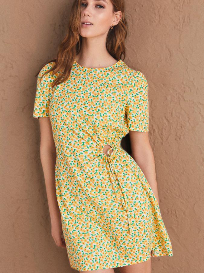 Este vestido corto de manga corta y cuello redondo está disponible en varios colores y cuenta con una abertura delantera de forma circular. Tiene un precio de 9,99 euros.