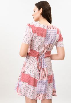 Imagen secundaria 2 - Camisero y con estampado patchwork: el vestido más original y ponible del verano es de Lefties y cuesta menos de 4 euros