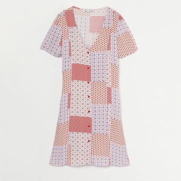 Imagen secundaria 1 - Camisero y con estampado patchwork: el vestido más original y ponible del verano es de Lefties y cuesta menos de 4 euros