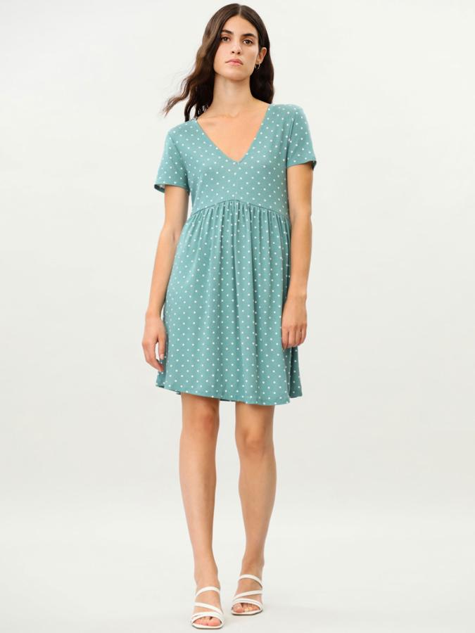 Con cuello de pico y fruncido en la cintura, este vestido corto de color verde esmeralda con topos tiene un precio de 6,99 euros.