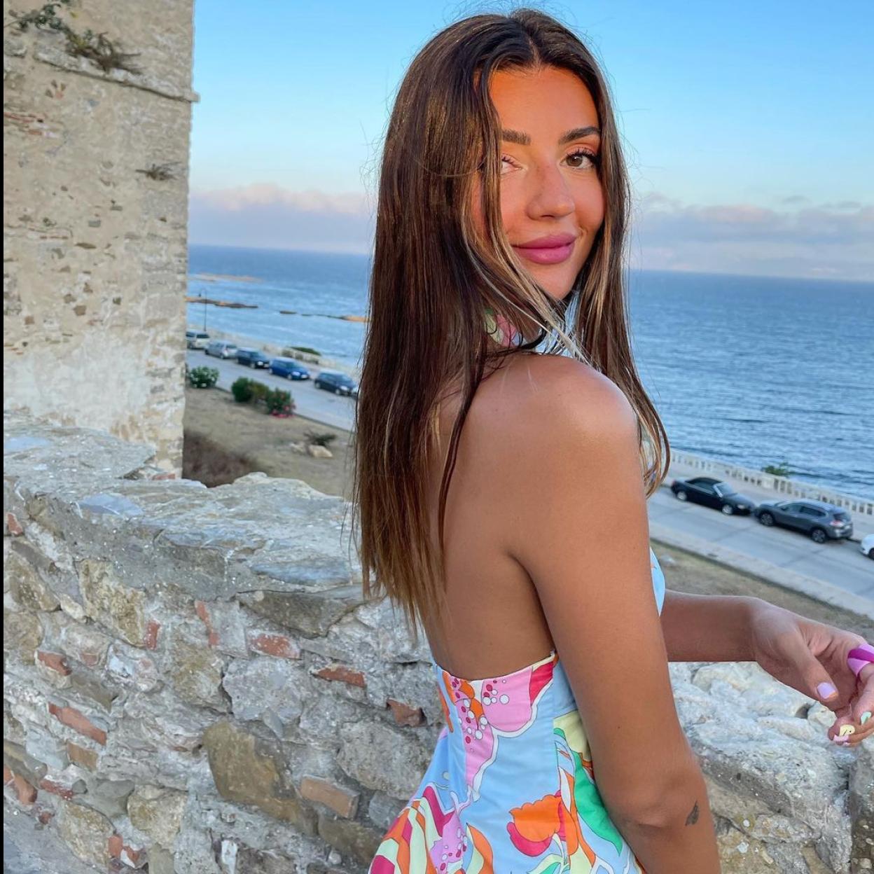 Pincha en la imagen para ver los vestidos con la espalda al aire con los que triunfarás todo el mes de agosto.