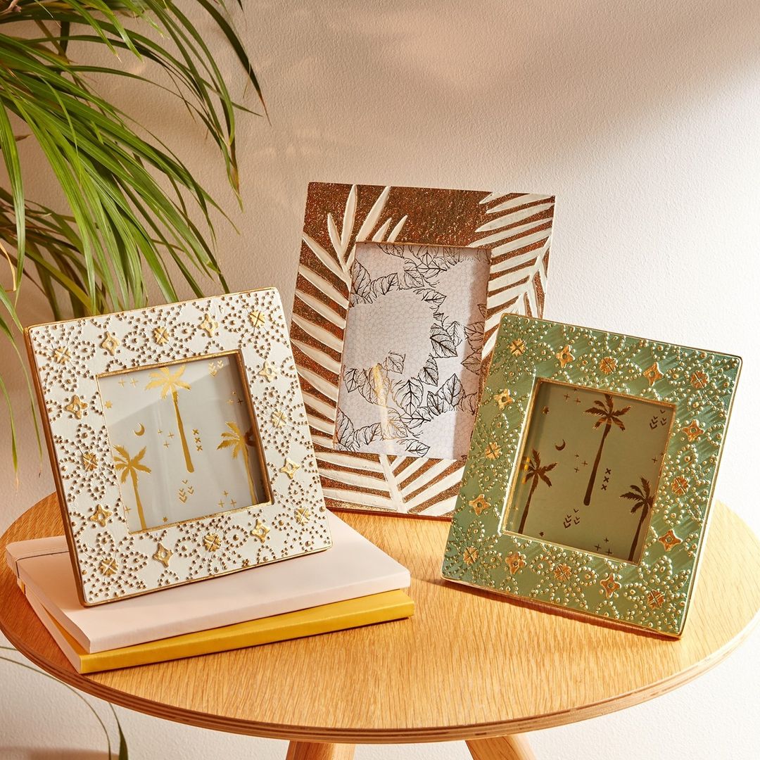 Los recuerdos más especiales crean rincones mágicos en nuestro hogar. Estos marcos de fotos cuestan 3 euros en Primark Home.