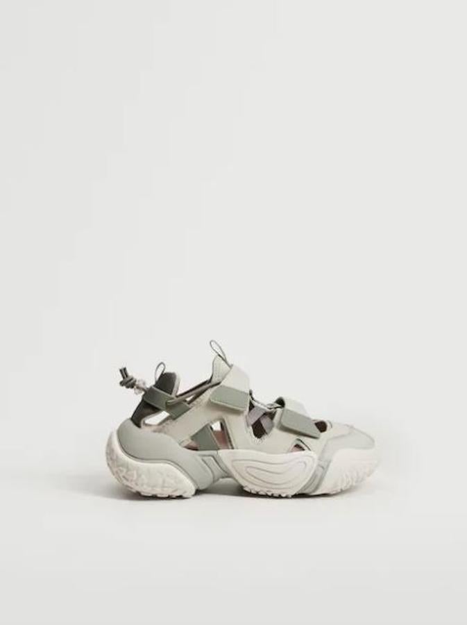 Zapatillas con aberturas (49,99 euros).