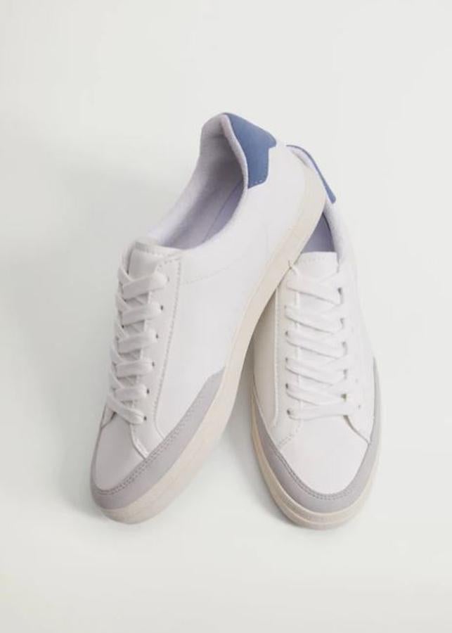 Deportivas blancas con detalle azul (29,99 euros).