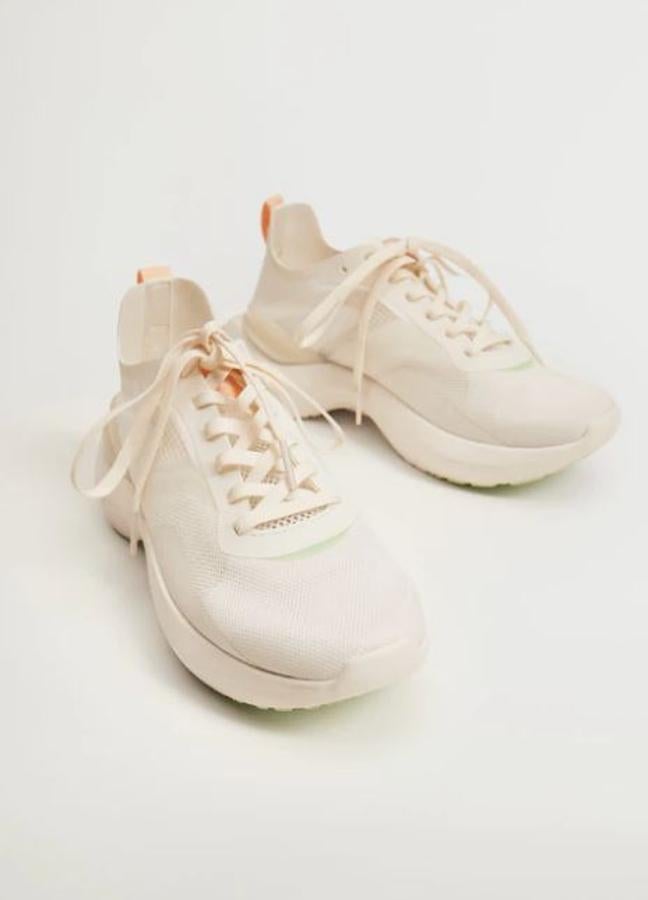 Deportiva con paneles transparentes (69,99 euros).