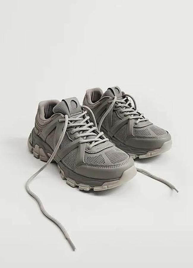 Deportiva de suela track gris (49,99 euros).