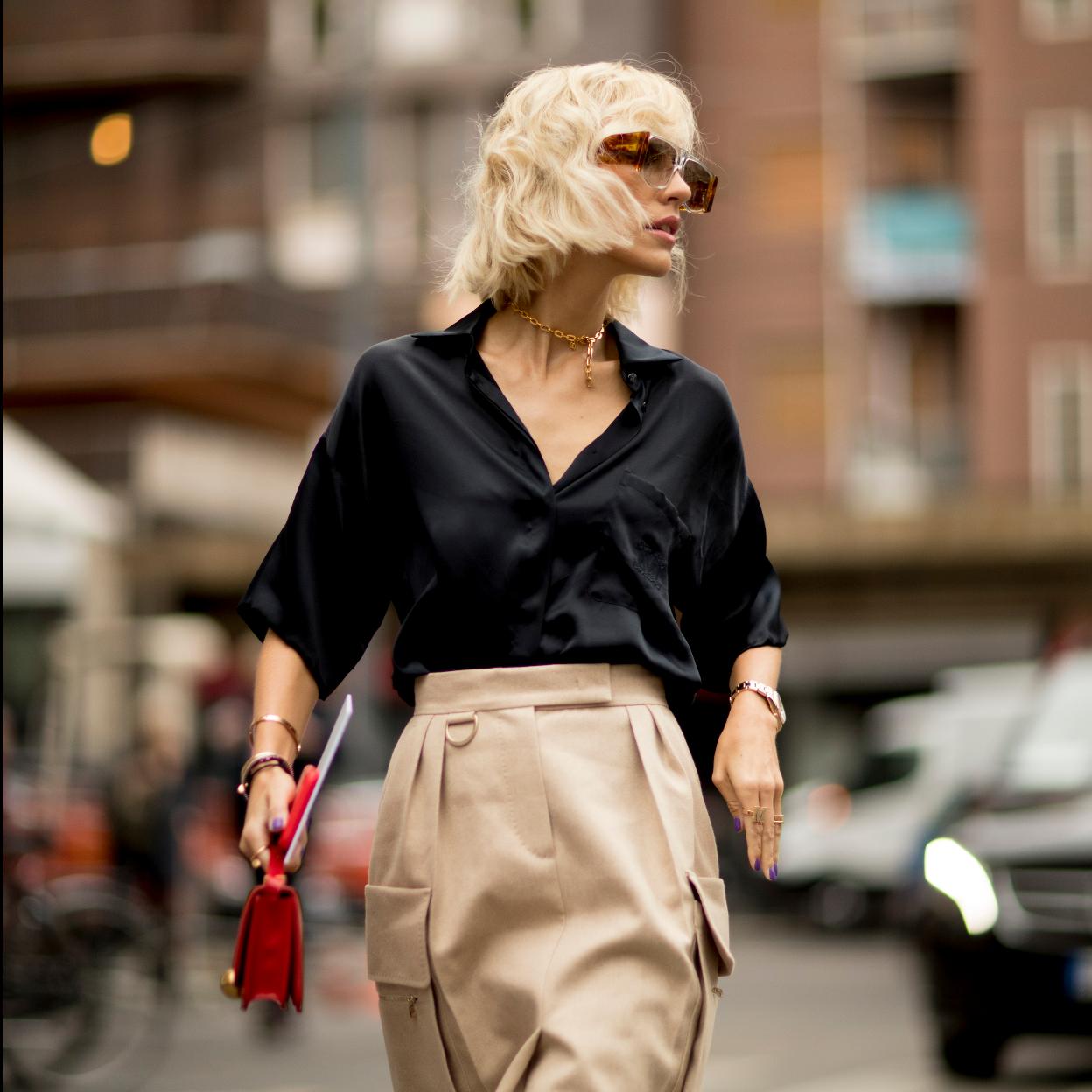 Pincha en la imagen para descubrir cómo se llevan las camisas y blusas oversize que van a rejuvenecer tus looks con un plus de estilo.