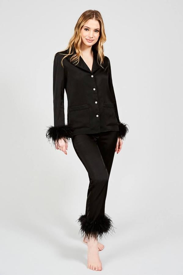 Conjunto pijamero 'Darcie' en negro satinado, con plumas en las mangas y en el bajo del pantalón.