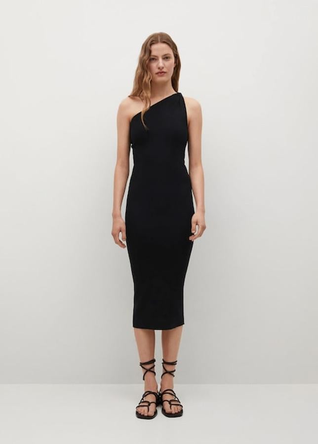 Confeccionado en punto fino, este vestido negro largo de Mango con escote asimétrico viene con detalle de abertura en la parte posterior y es de diseño entallado. Cuesta 39,99 euros y solo queda en la talla M. 