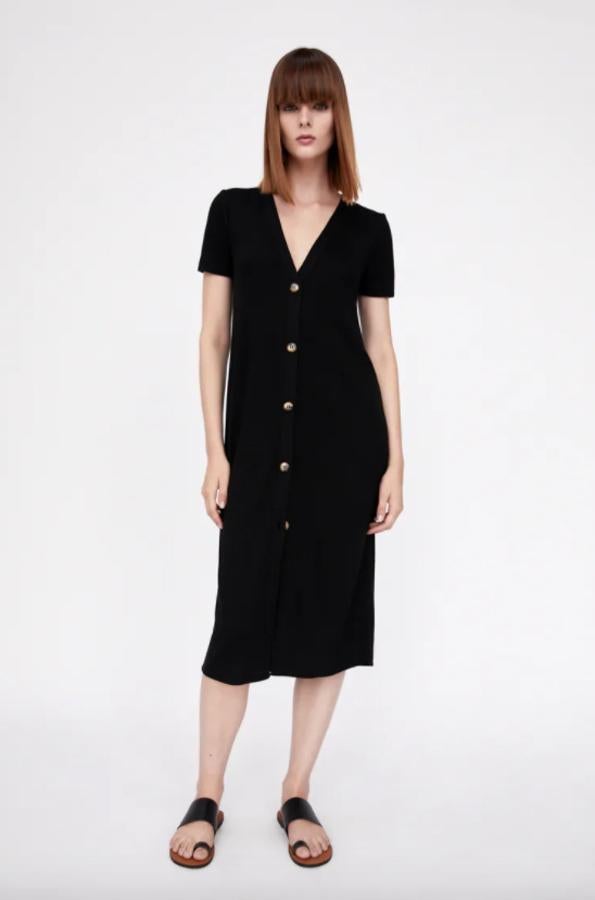 Este vestido tipo chaqueta de diseño midi es de Zara y viene con escote de pico y mangas cortas. Con cierre frontal de botones a contraste, tiene un precio de 19,95 euros y podemos encontrarlo entre las tallas S y XL.