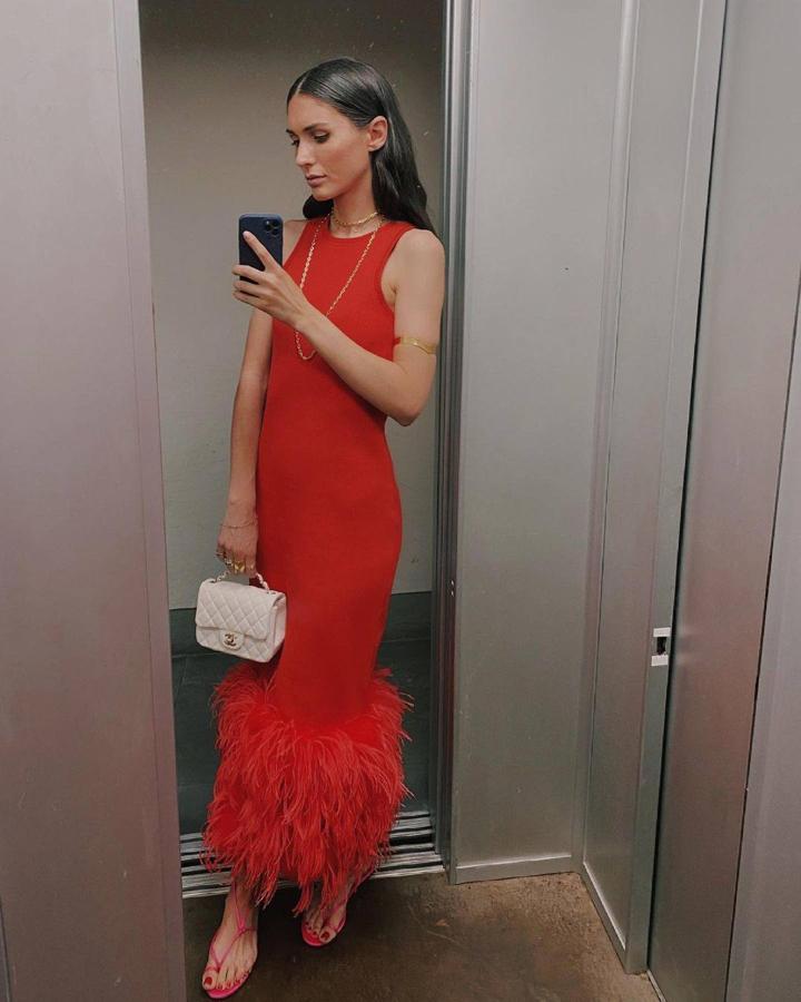 El vestido perfecto de invitada o para una salida nocturna elegante. Se trata de un diseño de The Attico con plumas muy tupidas en la parte baja. Queda genial con accesorios dorados.