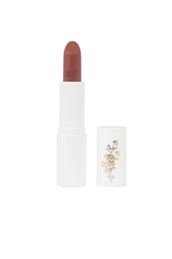 Los labiales nude no tienen que ser aburridos, y el mejor ejemplo es este labial de Mia Cosmetics. El tono Golden Brown es perfecto. Por cierto, no deja los labios resecos porque contiene manteca de karité. 12.08 euros