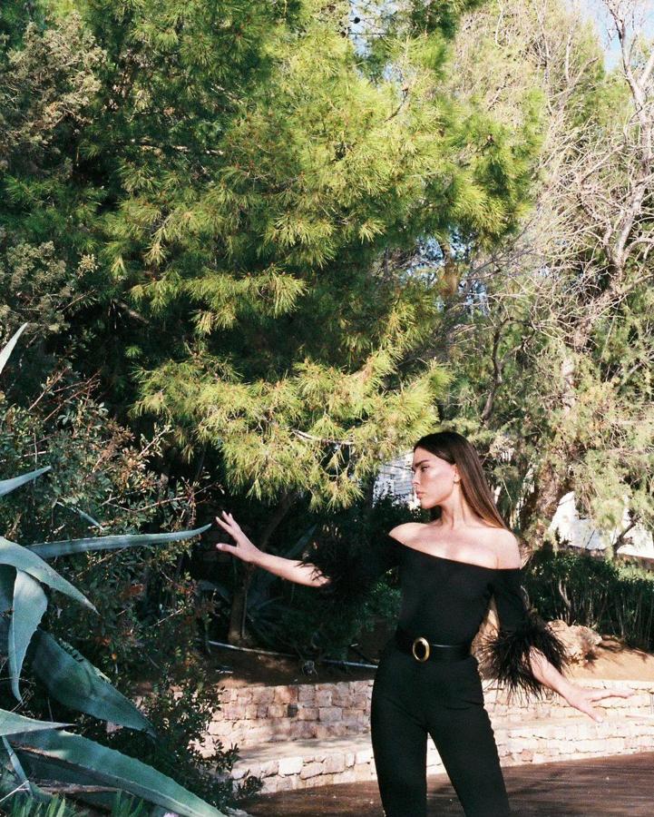 Este top de cuello barco con hombros al aire y adornado con plumas es un diseño de Yves Saint Laurent, que está arrasando entre famosas e influencers.