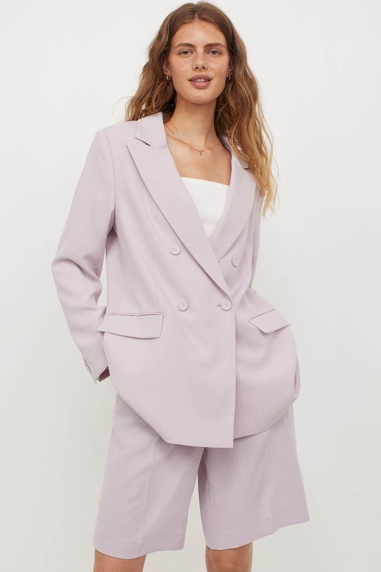 Esta blazer oversize en color lila, disponible en otros dos tonos más, está rebajada en H&M a 23.99 euros.