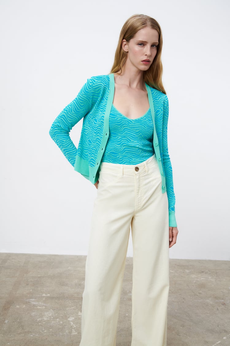 Chaqueta de punto fino con manga larga, de Zara (25,95 €).