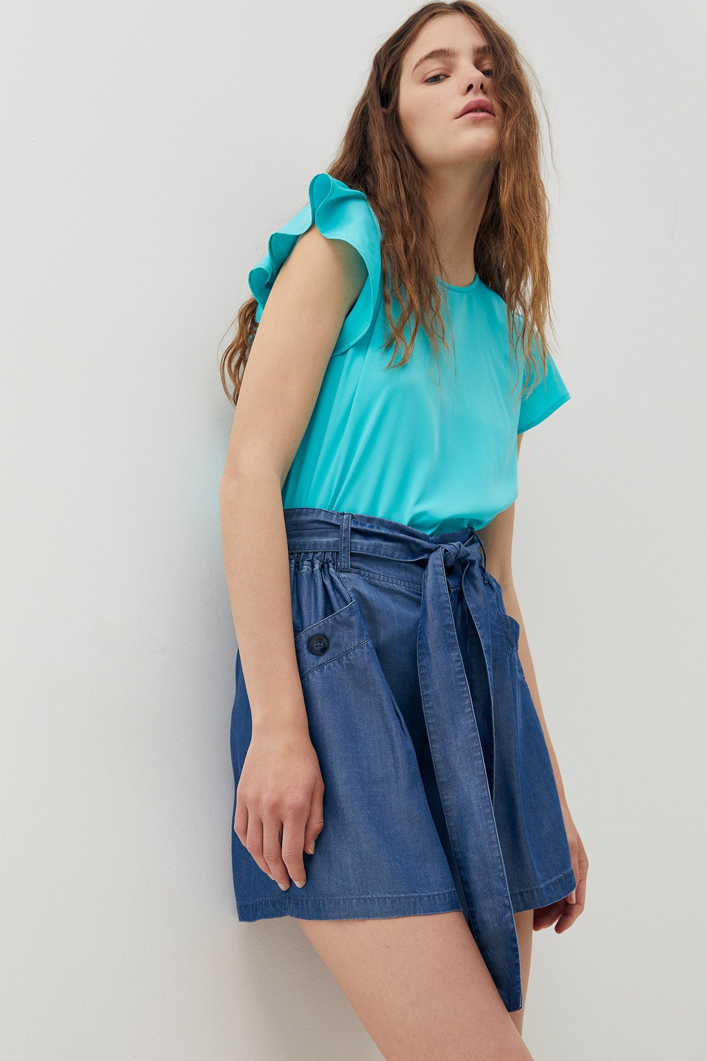 Top de manga corta con volantes y cuello redondo, de Sfera (7,99 €).