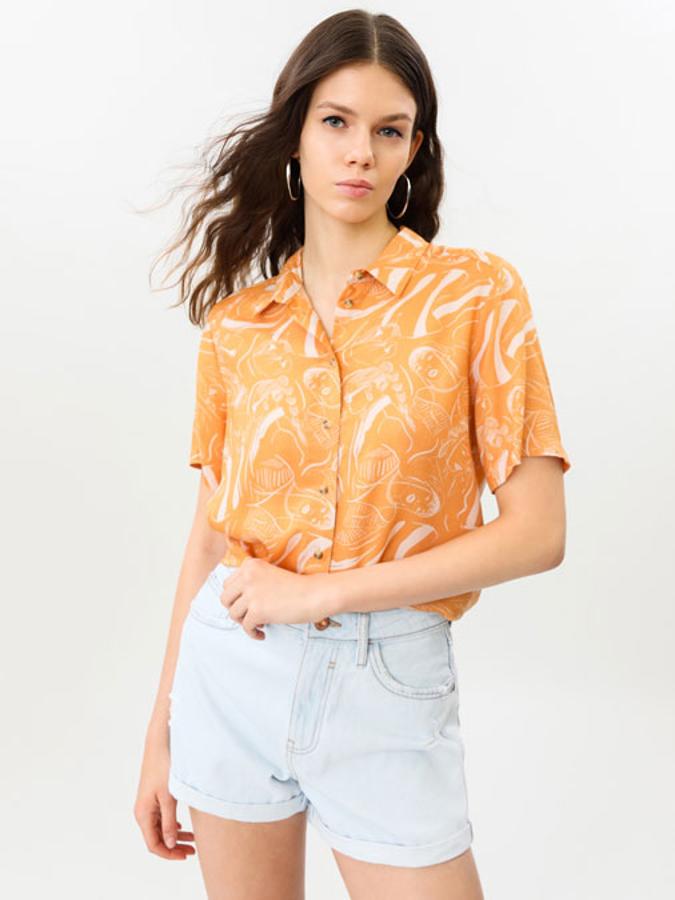 Diseño recto en seis versiones diferentes para esta camisa de manga corta con cuello camisero de Lefties confeccionada en tejido fluido. Con estampado de lunares, de flores, paisley o lisa, cuesta 7,99 euros y está disponible entre las tallas XS y XL. 